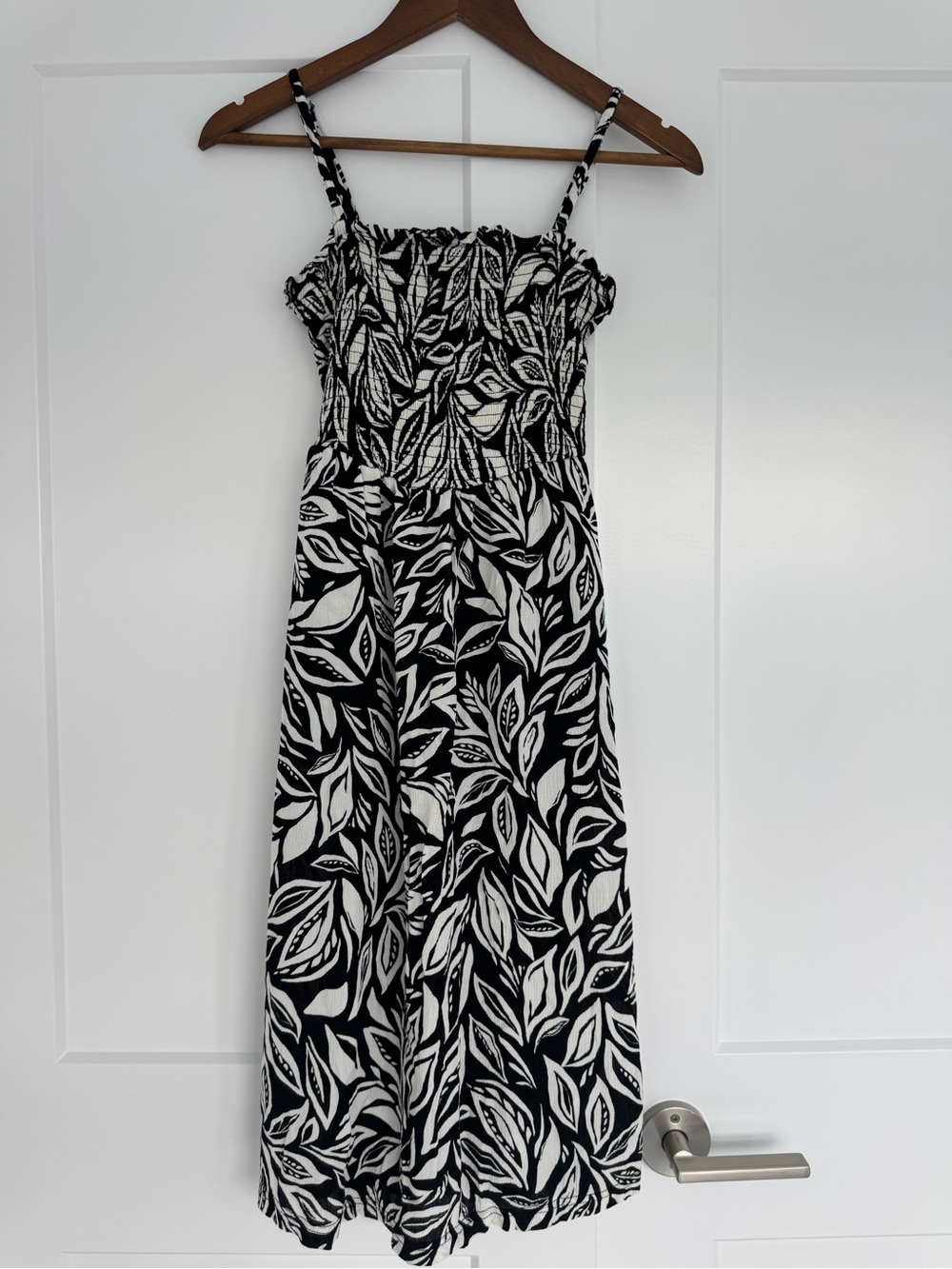 Suzy Shier Black and White Leaf-Print Smocked Midi Dress